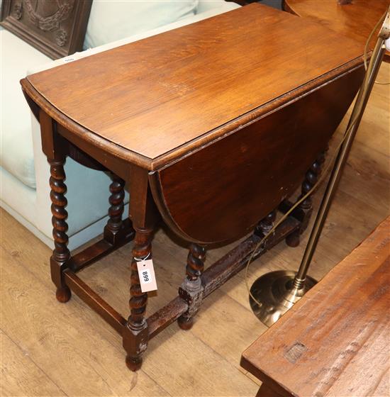 A 1920s oak oval topped gateleg table W.88cm